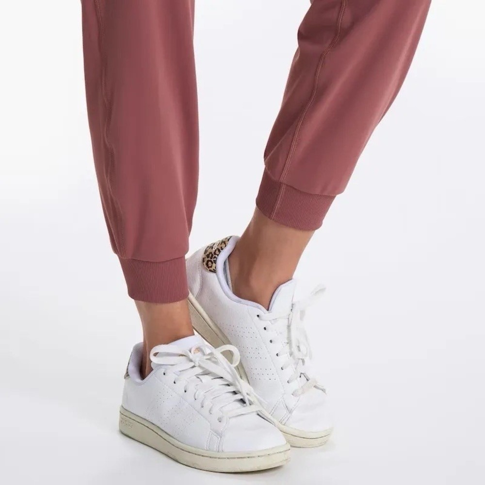 $98 Vuori Daily Leggings Size M In Rosewood - Picture 5 of 11